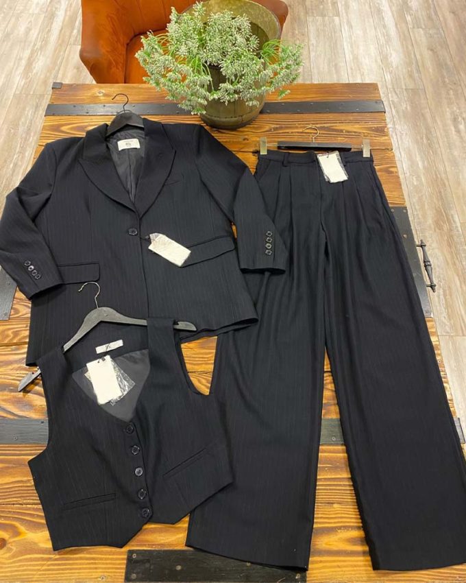 γυναικείο μαύρο κοστούμι oversized με γιλέκο